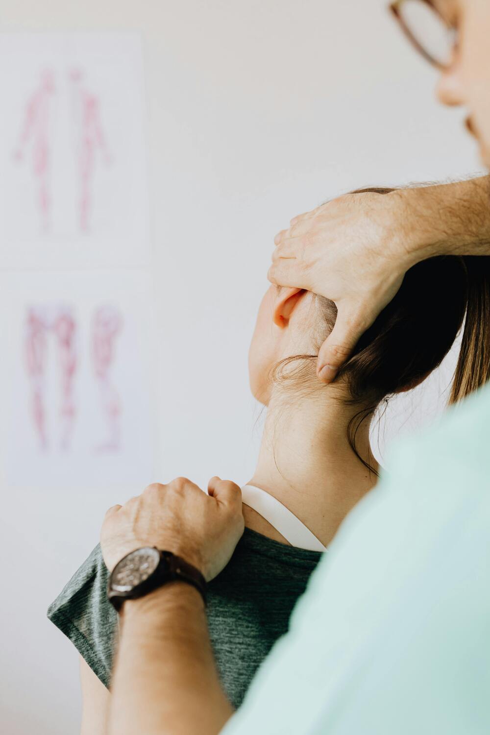 Terapia manual en cuello realizada por fisioterapeuta