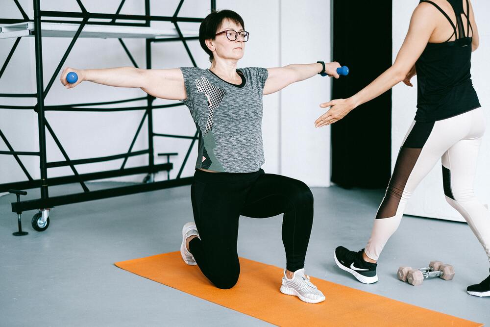 Entrenamiento de resistencia con barra y sentadillas